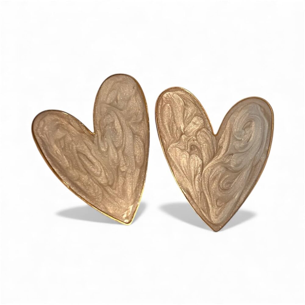 Χρυσά σκουλαρίκια καρδιά με πέρλα εφέ και άσπρο σμάλτο