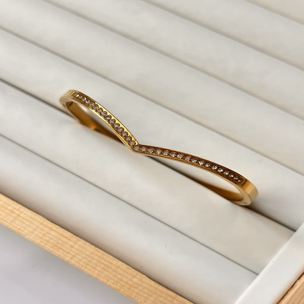 Χειροπέδα  χρυσή σε σχήμα <V> με στρας