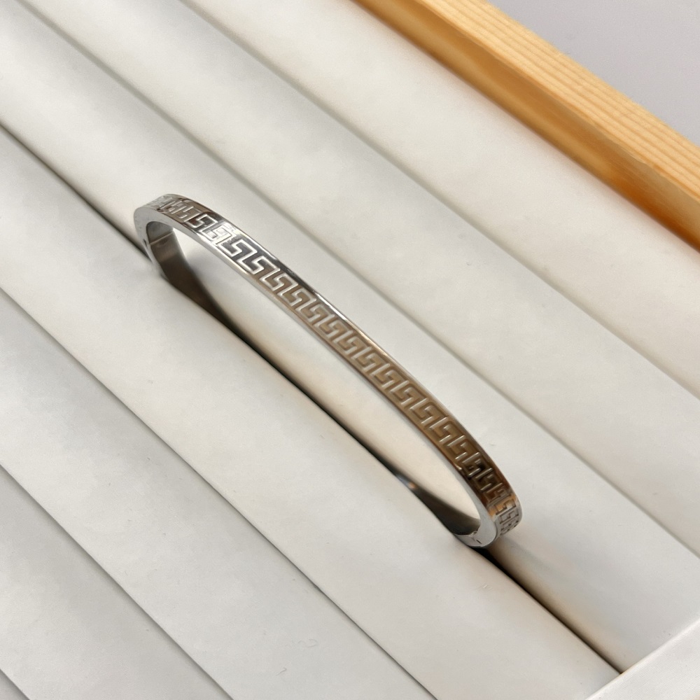 Χειροπέδα βραχιόλι ασημί με ιερογλυγικά σχέδια και λίγα στρας στο κέντρο