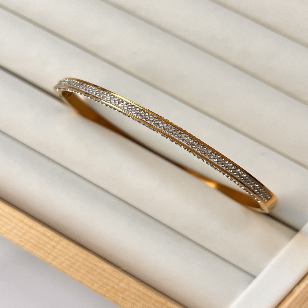 Βραχιόλι χρυσό με στρας τόσο στο κέντρο όσο και στα πλάγια