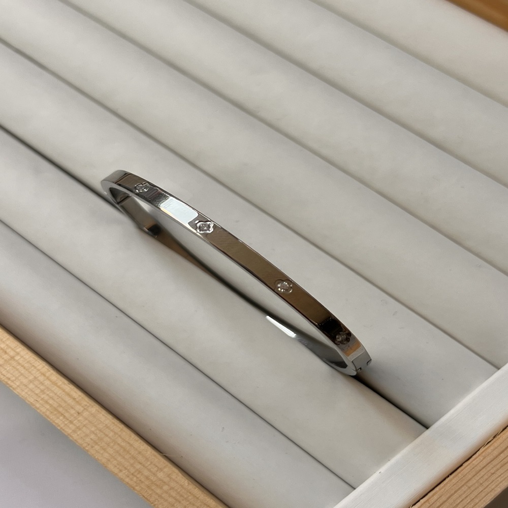 Βραχιόλι λεπτό ασημί με διακριτικά στρας.