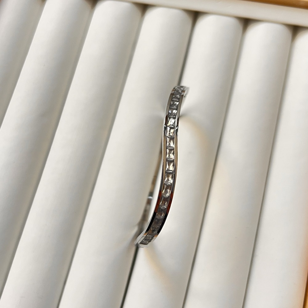 Βραχιόλι χειροπέδα ασημί με ελαφρώς κυμματιστό σχέδιο