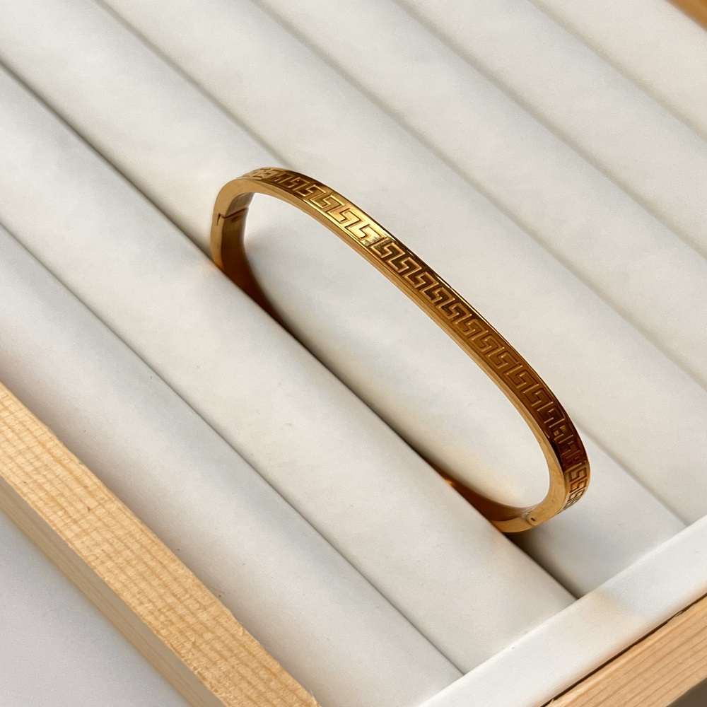 Χειροπέδα τατράγωνη χρυσή με  ιερογλυφικά μοτίβα.