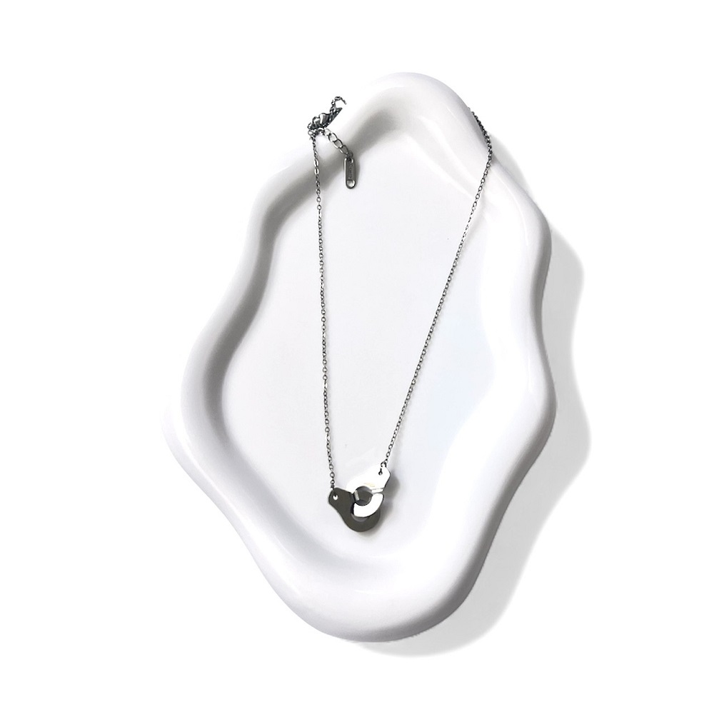 Ασημί κολιέ με διπλή χειροπέδα