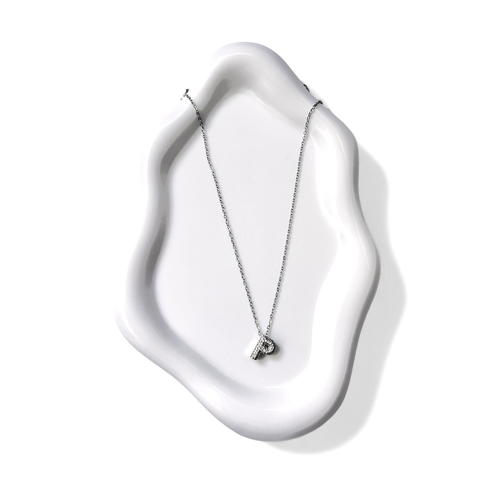 Ασημί κολιέ μονόγραμμα με λαμπερές ζιργκόν πέτρες.