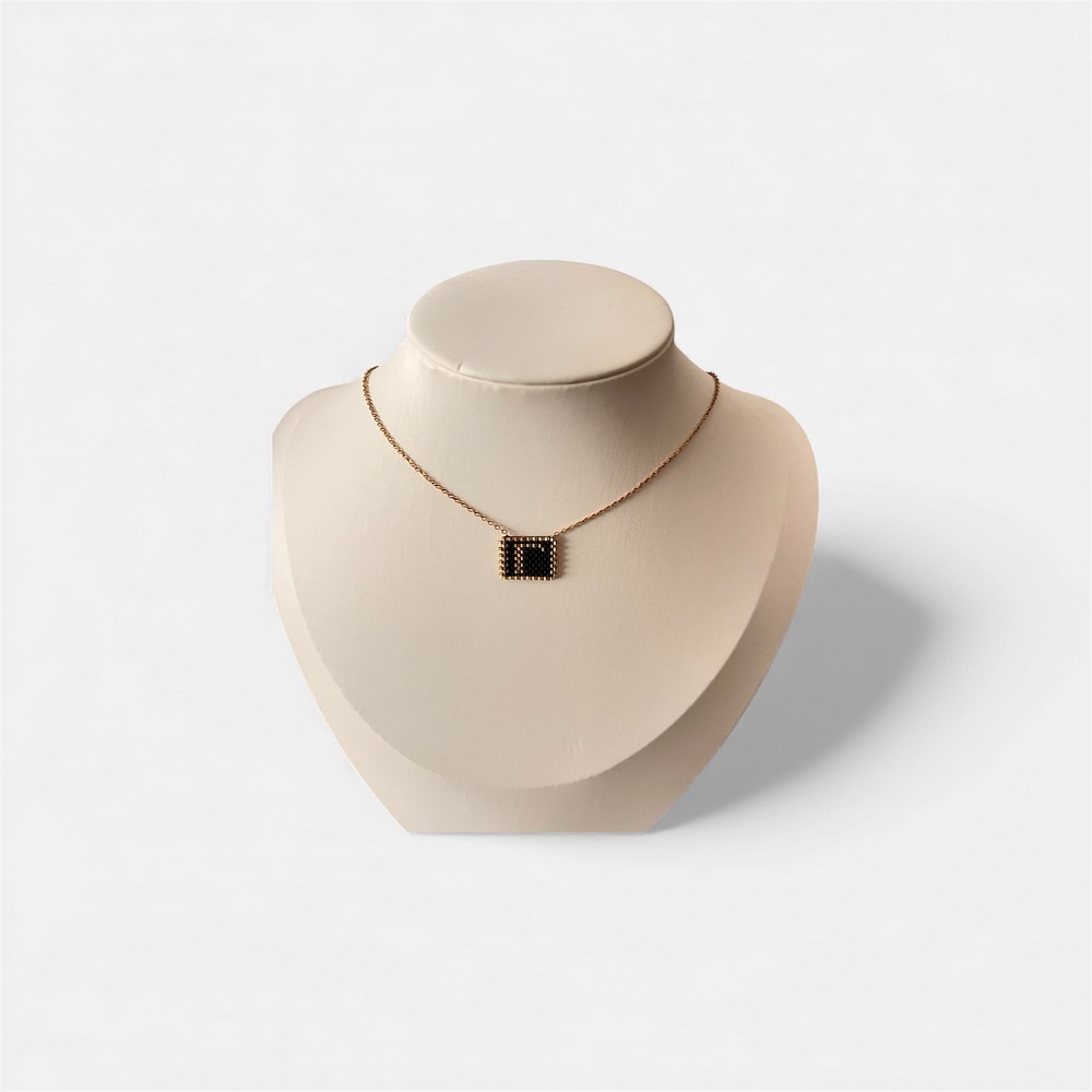 Κολιέ χρυσό τετράγωνο μονόγραμμα <Γ>.