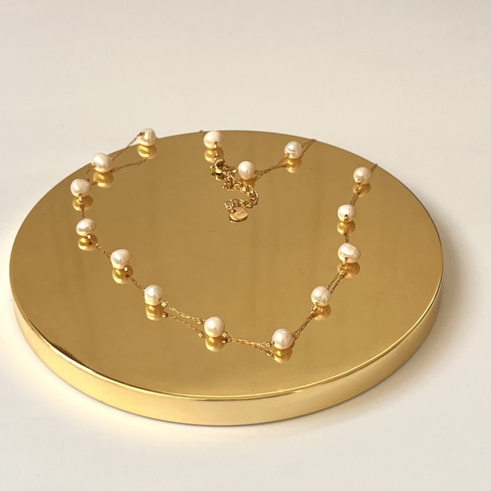 Χρυσό κολιέ με λεπτή αλυσίδα και λευκές πέρλες