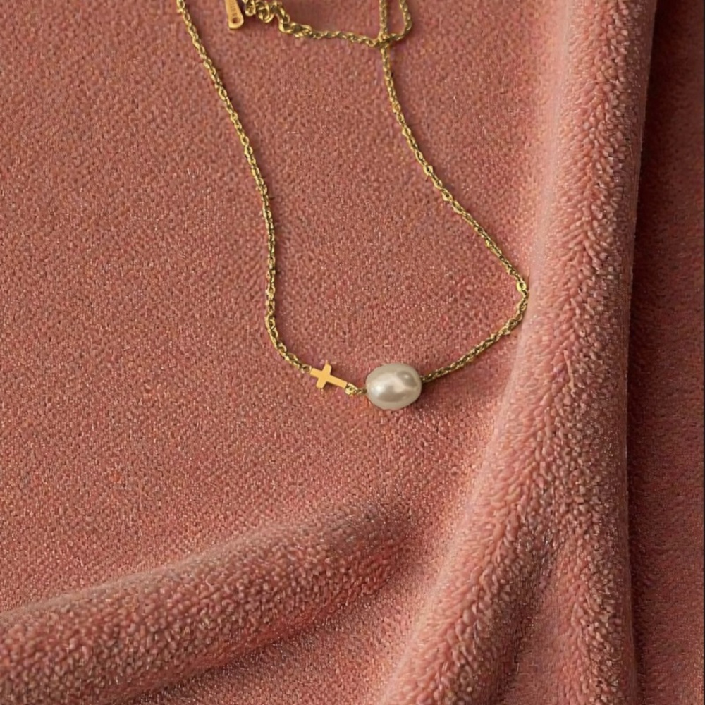Χρυσό κολιέ με λευκή πέρλα και μικρό σταυρουδάκι