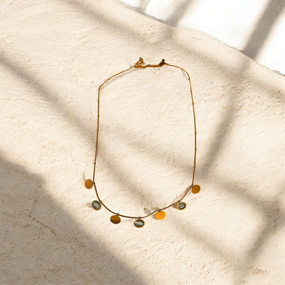 Χρυσό κολιέ με χρυσά και μπλε στοιχεία