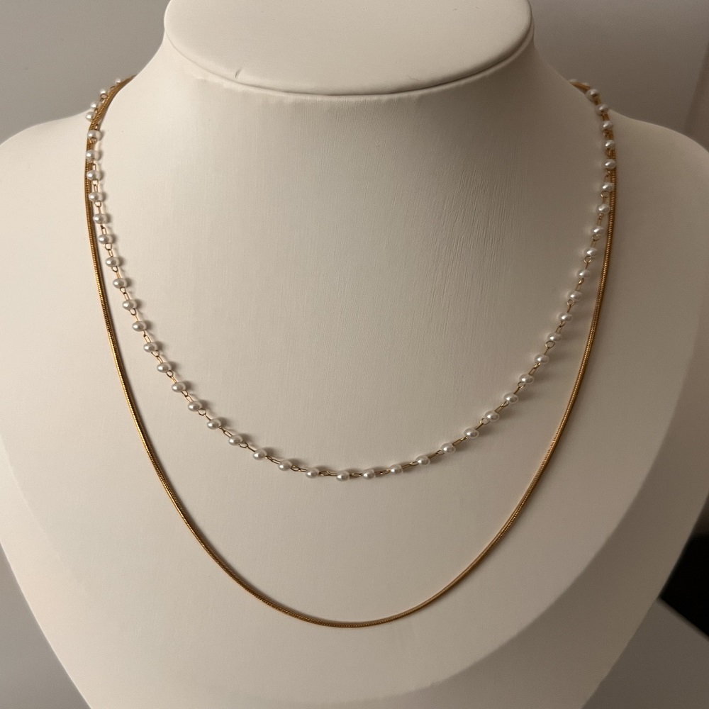 Χρυσή διπλή αλυσίδα τύπου φίδι και λευκές πέρλες.