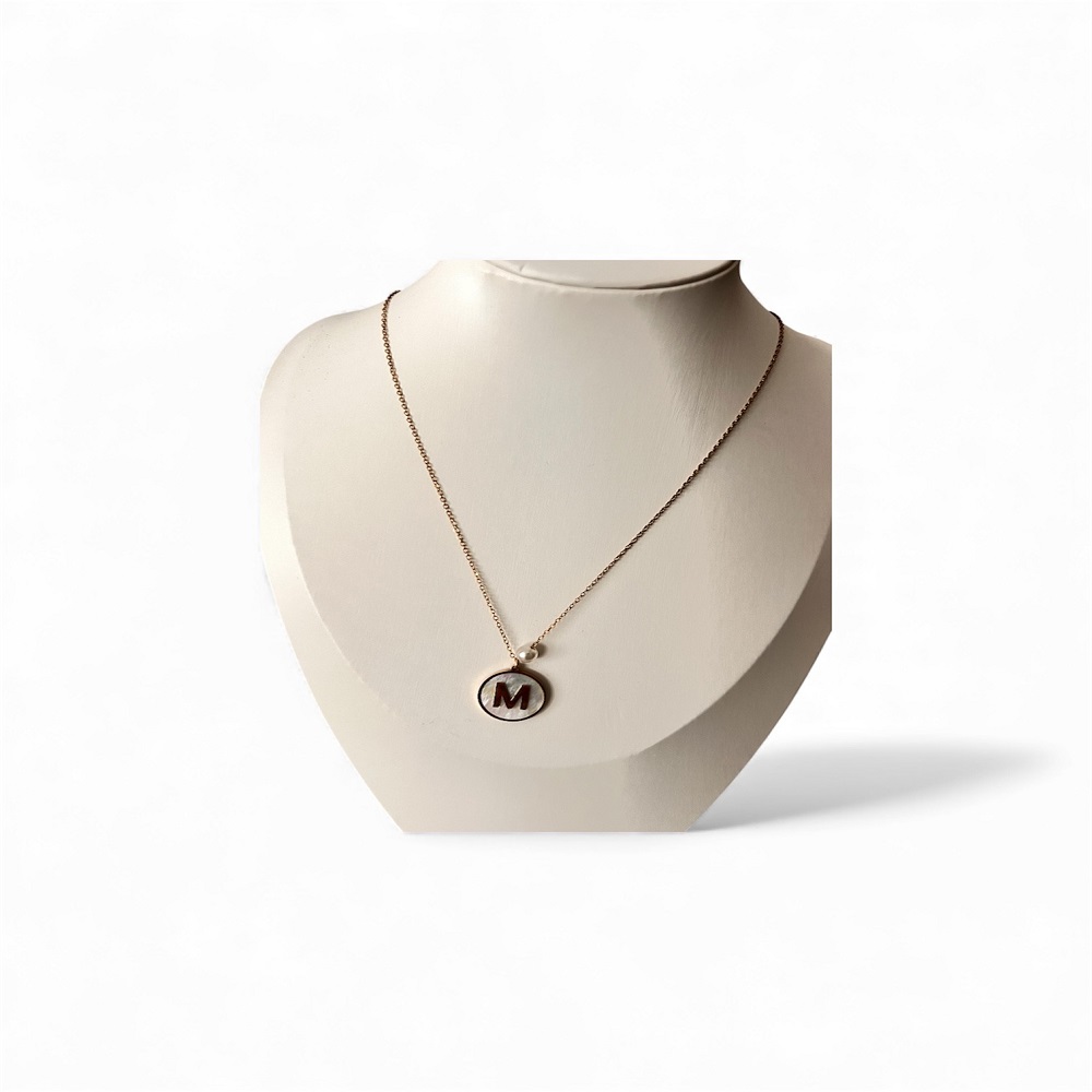 Κολιέ χρυσό με λευκό φίλντισι και μικρή πέρλα μονόγραμμα <Μ>