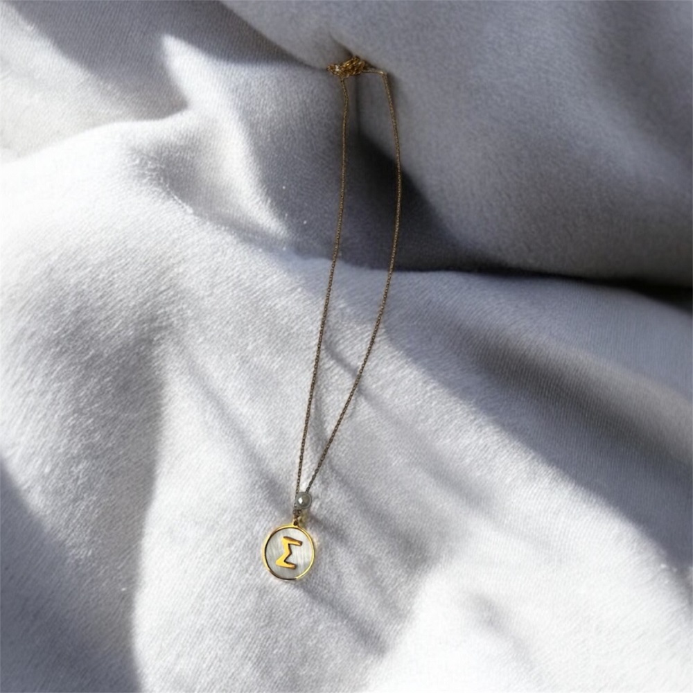 Κολιέ χρυσό με λευκό φίλντισι και μικρή πέρλα μονόγραμμα <Σ>