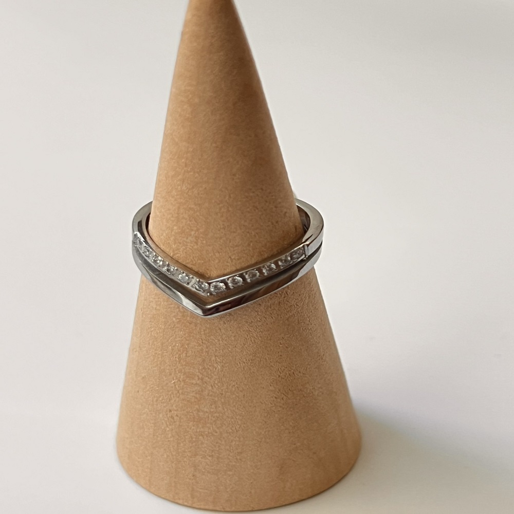 Δαχτυλίδι ασημί δυο σειρές η μία με στρας σε σχημα V