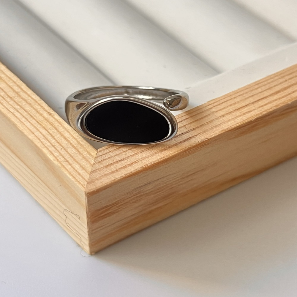 Δαχτυλίδι ασημί με μαύρη οβάλ πέτρα