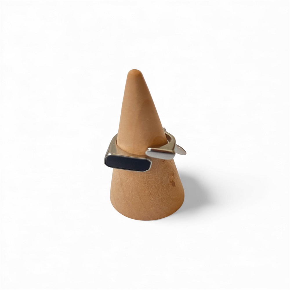 Δαχτυλίδι ασημί με μαύρη γεωμετρική λεπτομέρεια