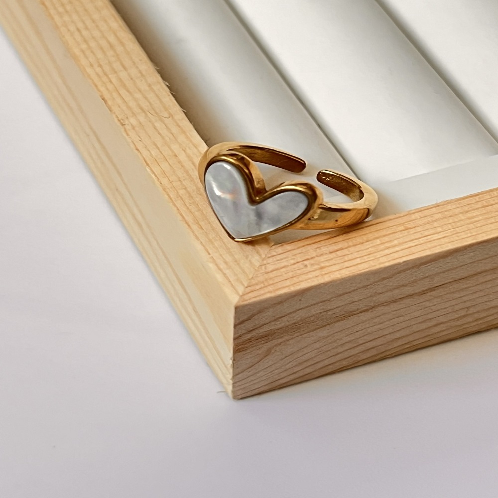 Δαχτυλίδι χρυσή καρδιά με λευκό φίλντισι