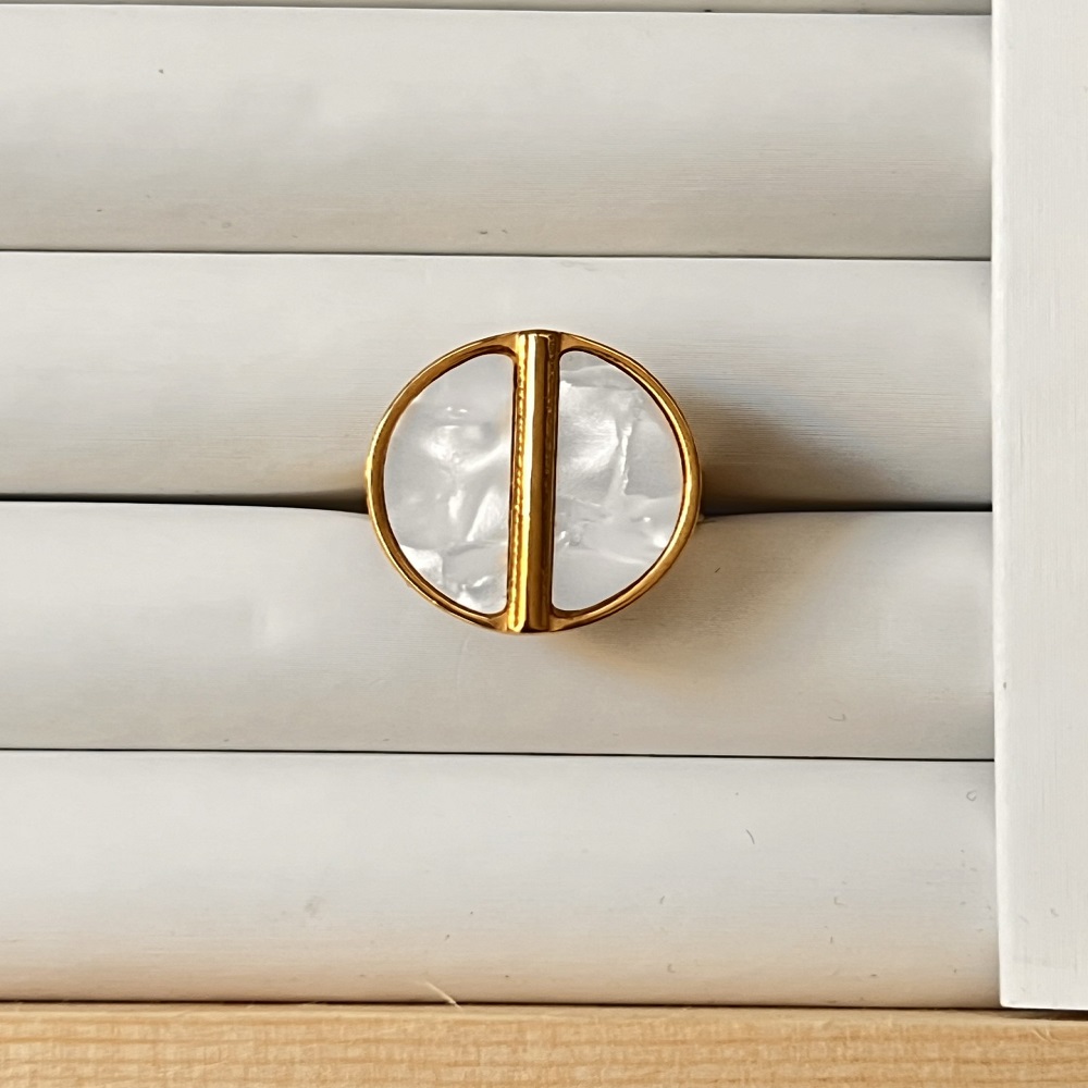 Δαχτυλίδι χρυσό σε σχήμα οβάλ με λευκό φίλντισι και χρυσή γραμμή στο κέντρο.