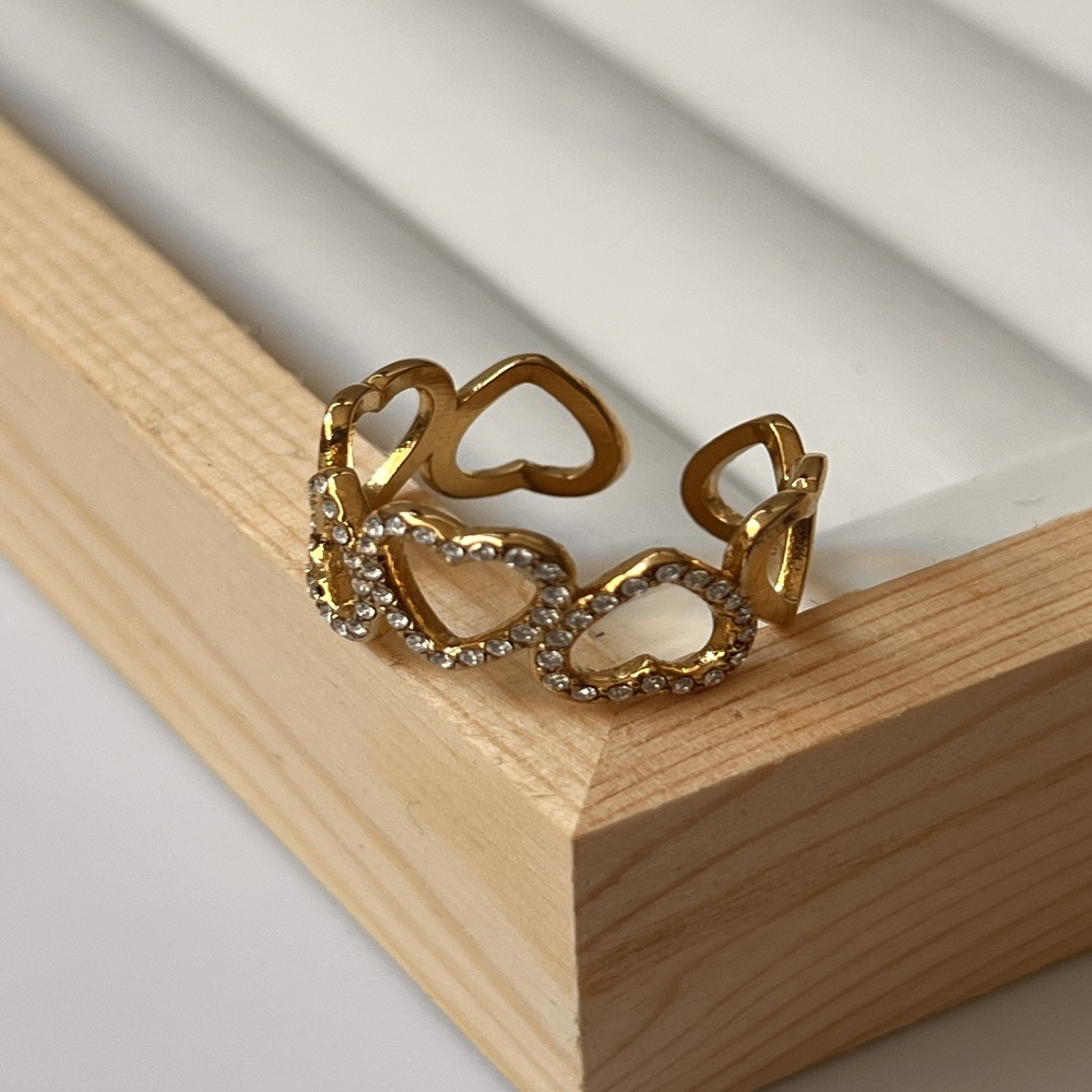 Δαχτυλίδι χρυσό με καρδούλες   και στρασάκια.