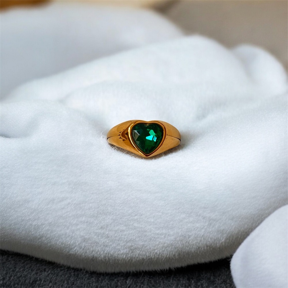 Δαχτυλίδι χρυσό με πράσινη καρδιά στη μέση - Image 2