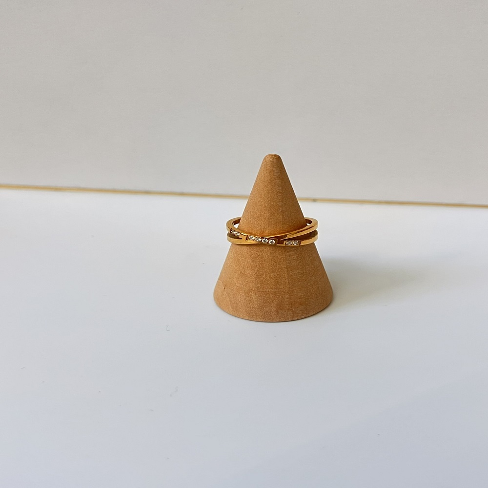 Δαχτυλίδι χρυσό σε σχήμα χ .