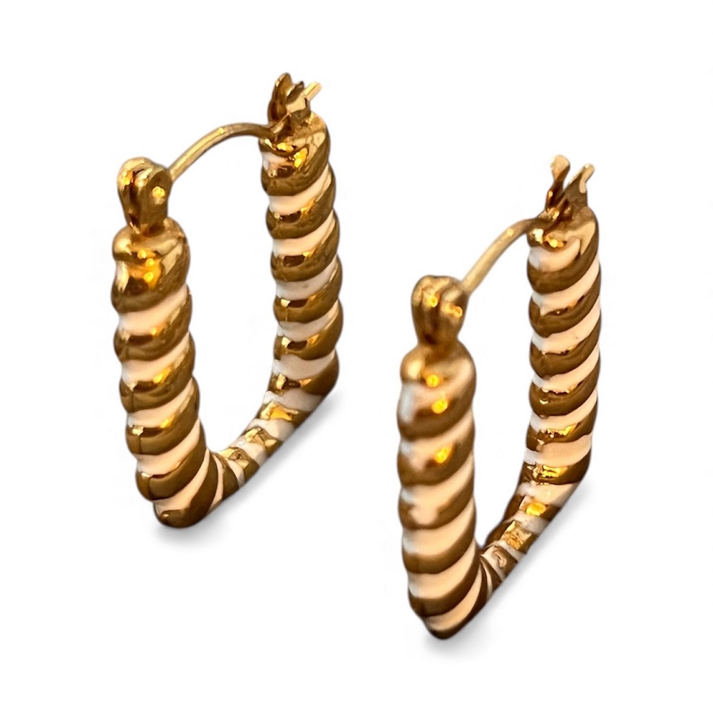 Χρυσοί κρίκοι με στριφτό σχέδιο και λευκή λεπτομέρεια