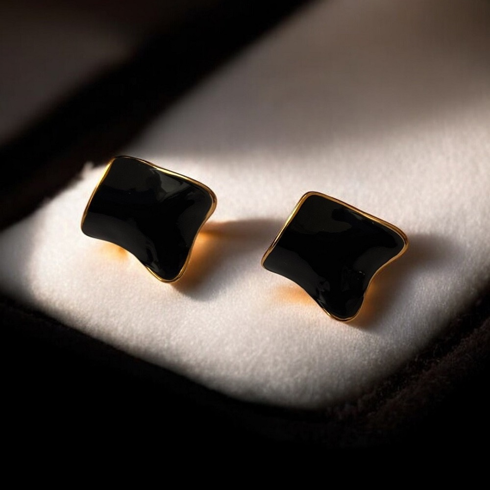 Σκουλαρίκια καρφωτά κυματιστά με μαύρο σμάλτο