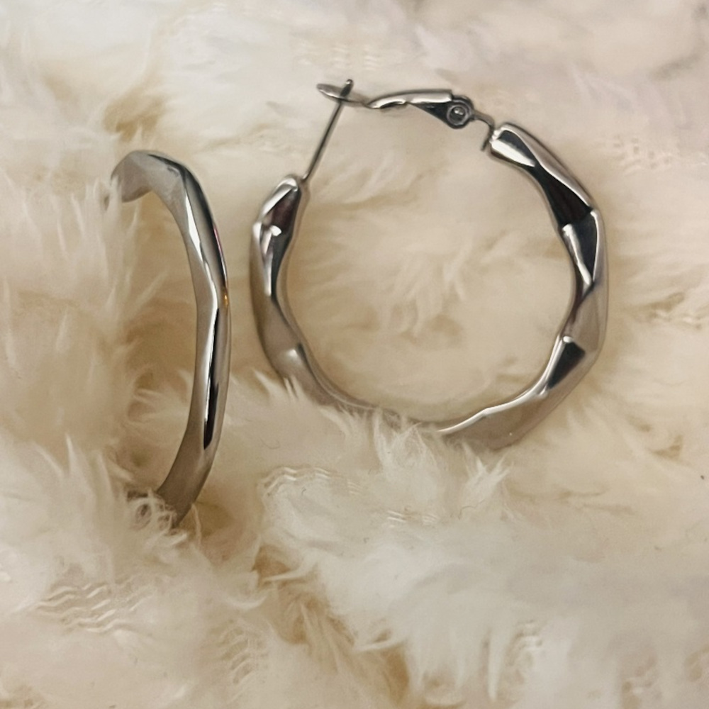 Ατσάλινοι ασημένιοι κρίκοι με κυματιστό σχέδιο