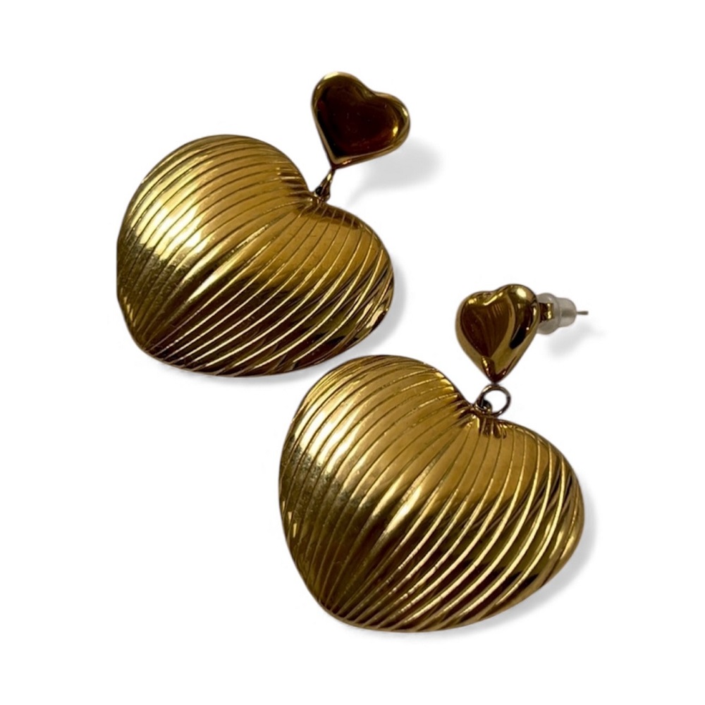 Σκουλαρίκια χρυσά καρδιά με ανάγλυφη υφή.