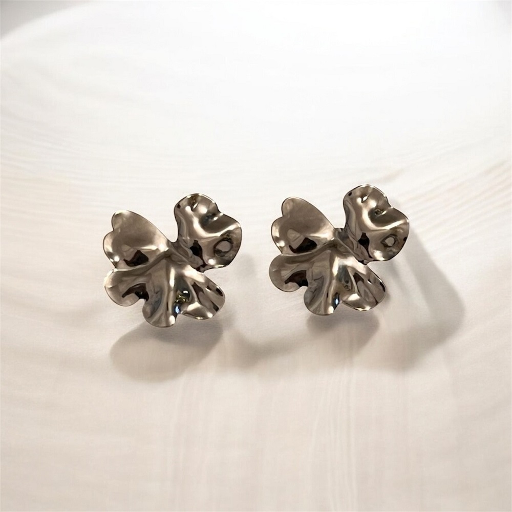 Ασημένια σκουλαρίκια σε σχήμα λουλούδι