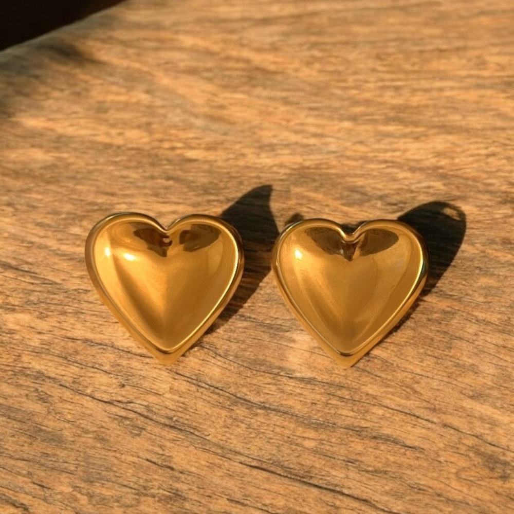 Χρυσά σκουλαρίκια καρδιά με γυαλιστερό φινίρισμα