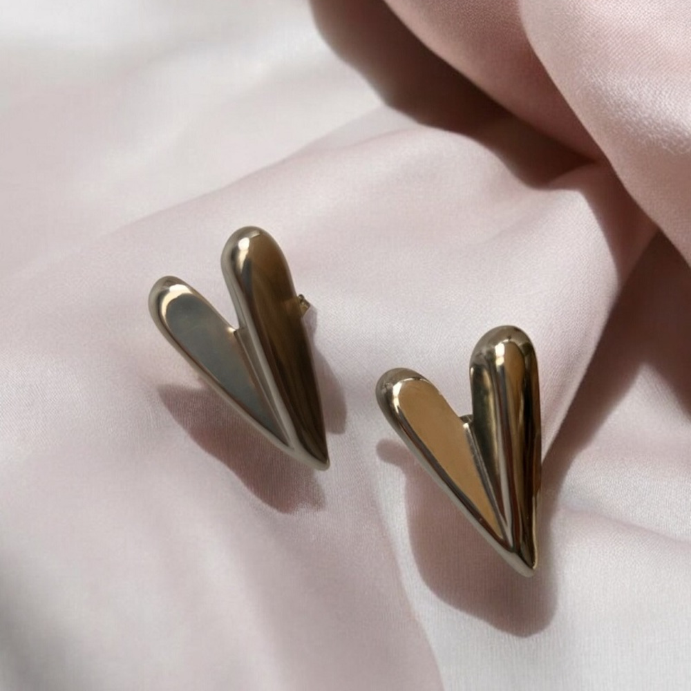 Ασημί καρδιές τραβηγμένες γωνίες