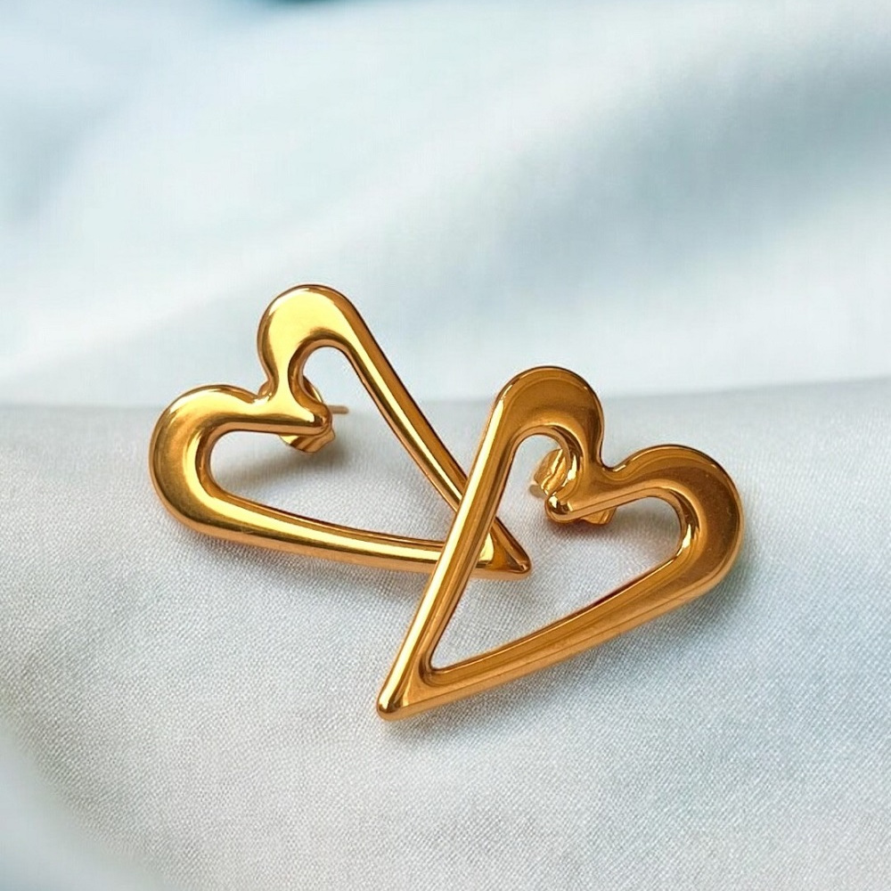 Χρυσά σκουλαρίκια ασύμμετρα σε σχήμα καρδιάς