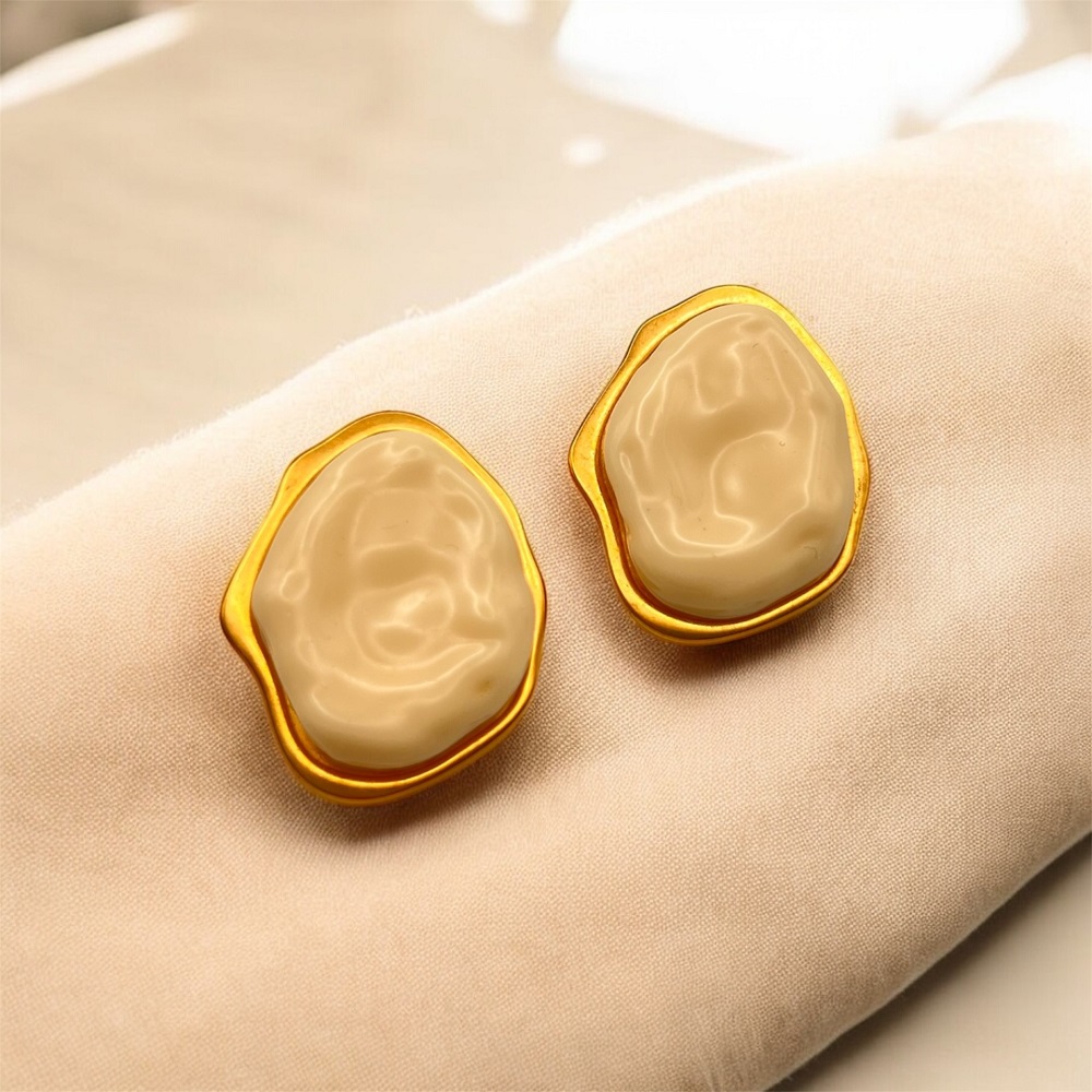 Σκουλαρίκια καρφωτά μπεζ πέτρα  με χρυσό περίγραμμα