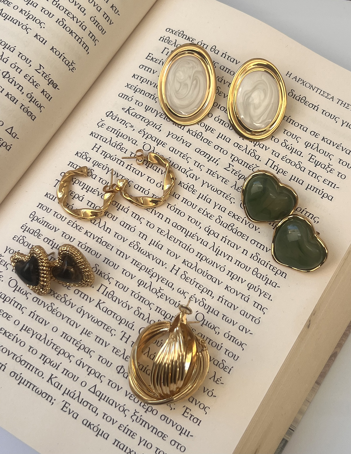 Ατσάλινα σκουλαρίκια, κολιέ & βραχιόλια: Ο απόλυτος οδηγός